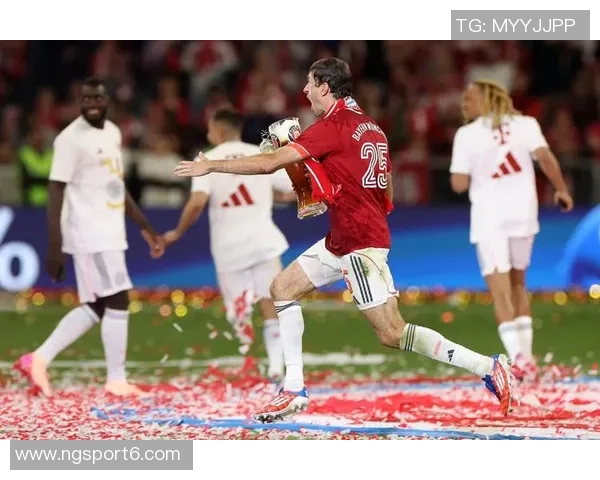 拜仁官方宣布凯恩等六名球员荣获上赛季德国最佳阵容奖杯 拜仁官方宣布凯恩等六名球员荣获上赛季德国最佳阵容奖杯